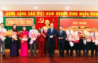 Lãnh đạo tỉnh Phú Yên trao các quyết định điều động, phân công, chỉ định, bổ nhiệm cho các cán bộ.