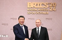 Tổng thống Nga Vladimir Putin (phải) hội đàm với Chủ tịch Trung Quốc Tập Cận Bình bên lề Hội nghị thượng đỉnh BRICS tại thành phố Kazan, ngày 22/10/2024. (Ảnh: THX/TTXVN)