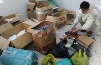 Đối tượng Nguyễn Tiến Phi cùng số tang vật.
