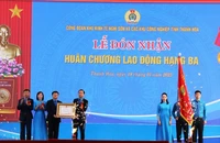 Công đoàn Khu kinh tế Nghi Sơn và các khu công nghiệp tỉnh Thanh Hóa đón Huân chương Lao động.