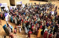 Người dân xếp hàng chờ được phát bữa ăn cứu trợ tại Omdurman, Sudan. Ảnh tư liệu: THX/TTXVN