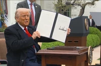 [Video] Người Mỹ đối mặt áp lực từ chính sách thuế mới của Tổng thống D. Trump