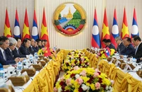 Chủ tịch nước Lương Cường hội kiến Thủ tướng Lào Sonexay Siphandone.