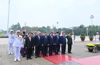 Các đồng chí lãnh đạo, nguyên lãnh đạo Đảng, Nhà nước thành kính tưởng nhớ công lao to lớn của Chủ tịch Hồ Chí Minh.