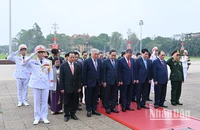 Các đồng chí lãnh đạo, nguyên lãnh đạo Đảng, Nhà nước thành kính tưởng nhớ công lao to lớn của Chủ tịch Hồ Chí Minh. (Ảnh: THỦY NGUYÊN)