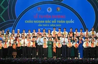 Chủ tịch nước Lương Cường cùng các đại biểu trao tặng biểu trưng ảnh Bác Hồ và học bổng tặng các bạn đội viên, thiếu nhi có thành tích xuất sắc trong cả nước tại lễ tuyên dương.