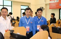 Bí thư Trung ương Đoàn Thanh niên Cộng sản Hồ Chí Minh, Chủ tịch Hội Sinh viên Việt Nam Nguyễn Minh Triết (ở giữa) cùng đại diện Ban tổ chức động viên các thí sinh tại khu vực thi.