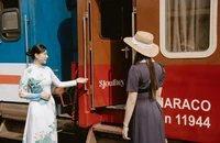 Khách trải nghiệm tour cao cấp bằng tàu hỏa. Ảnh: Sjourney