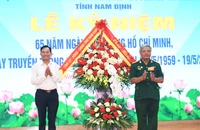 Đồng chí Nguyễn Phùng Hoan, Phó Chủ tịch Thường trực Hội đồng nhân dân tỉnh Nam Định tặng hoa chúc mừng Hội Truyền thống Trường Sơn-Đường Hồ Chí Minh tỉnh Nam Định.