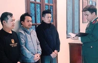 Từ trái qua phải là các đối tượng: Chu Anh Quân, Lê Minh Thành, Tạ Nguyên Ngọc tại cơ quan Công an tỉnh Nam Định. (Ảnh: Công an tỉnh cung cấp)