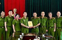 Đại tá Phan Văn Lý, Phó Giám đốc Công an tỉnh Nam Định thưởng nóng cho cán bộ, chiến sĩ Phòng Cảnh sát Điều tra tội phạm về ma túy Công an Nam Định.