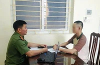 Phòng An ninh mạng và phòng, chống tội phạm sử dụng công nghệ cao Công an tỉnh Nam Định làm việc với chủ tài khoản Facebook cá nhân “Hải Nam”. (Ảnh: Công an tỉnh Nam Định).
