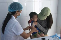 Ảnh minh họa: Tiêm vaccine cho trẻ em tại Trạm Y tế xã Yên Ninh, huyện Ý Yên (Nam Định).