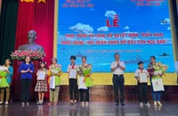 Đại biểu tham dự buổi lễ trao quyết định đỡ đầu 5 con em ngư dân.