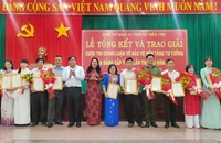 Ban tổ chức trao giải cho các tác giả đoạt giải tại cuộc thi.