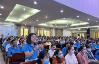 Đại diện công nhân trao đổi với lãnh đạo tỉnh tại buổi đối thoại.