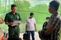 Cơ quan chức năng đọc lệnh khám xét khẩn cấp nơi ở của đối tượng Rồi. (Ảnh: HOÀNG TRUNG)