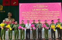 Đại biểu tham dự Lễ phát động tặng hoa cho các đơn vị ký kết giao ước thi đua. (Ảnh: HOÀNG TRUNG)