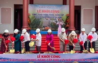 Lãnh đạo tỉnh tham dự buổi lễ thực hiện nghi thức động thổ khởi công công trình chỉnh trang, nâng cấp Khu lưu niệm Nguyễn Thị Định. (Ảnh: HOÀNG TRUNG)