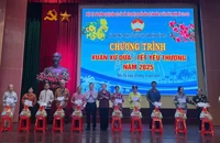 Lãnh đạo tỉnh Bến Tre trao quà Tết cho người nghèo, người có hoàn cảnh khó khăn. (Ảnh: HOÀNG TRUNG)