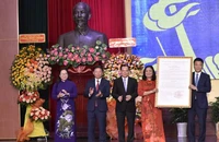 Phó Thủ tướng Lê Thành Long trao Quyết định của Thủ tướng Chính phủ công nhận Ngày truyền thống tỉnh Bến Tre 17/1. (Ảnh: HOÀNG TRUNG)