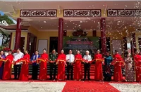 Các vị lãnh đạo tham dự buổi Lễ thực hiện nghi thức cắt băng khánh thành công trình. (Ảnh: HOÀNG TRUNG)