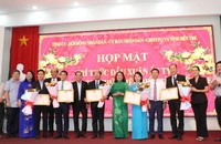 Tỉnh Bến Tre tôn vinh 5 trí thức có nhiều sáng kiến, ứng dụng khoa học công nghệ cho sự phát triển của địa phương. (Ảnh: HOÀNG TRUNG)