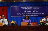 Lãnh đạo Hội đồng nhân dân tỉnh Bến tre chủ trì tại kỳ họp. (Ảnh: HOÀNG TRUNG)