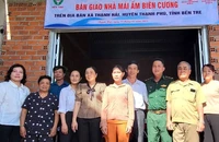 Lãnh đạo chính quyền địa phương cùng Đồn Biên phòng Cổ Chiên trao nhà mái ấm biên cương cho hộ gia đình khó khăn về nhà ở tại xã Thạnh Hải (huyện Thạnh Phú). (Ảnh: HOÀNG TRUNG)