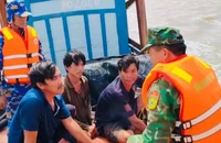 Lực lượng Bộ đội Biên phòng kịp thời cứu 3 ngư dân gặp nạn. (Ảnh: HOÀNG TRUNG)