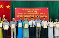 Phó Bí thư Thường trực Tỉnh ủy Bến Tre Trần Thanh Lâm trao giải A cho các tác giả đoạt giải. (Ảnh: HOÀNG TRUNG)