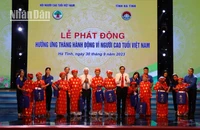 Đồng chí Đỗ Văn Chiến, Bí thư Trung ương Đảng, Chủ tịch Ủy ban mặt trận Tổ quốc Việt Nam và đồng chí Nguyễn Thanh Bình, Chủ tịch Hội người cao tuổi Việt Nam tặng quà cho các cụ ông, cụ bà tròn 100 tuổi ở Hà Tĩnh.