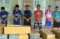 Các đối tượng bị bắt cùng tang vật vụ án.