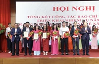 Đại diện lãnh đạo tỉnh Hà Tĩnh trao thưởng cho các tác giả, nhóm tác giả đạt giải Báo chí viết về xây dựng Đảng cấp tỉnh lần thứ VI, năm 2023.