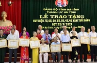 Chiều 27/8 Thành ủy Hà Tĩnh tổ chức Lễ trao Huy hiệu Đảng cho các đảng viên trong toàn thành phố.