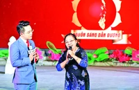 NSƯT Song Thao (bên phải) vẫn giữ mãi ngọn lửa nghệ thuật từ những lần được Bác Hồ động viên, khích lệ.