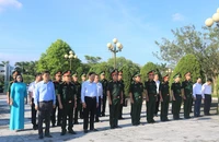 Đoàn công tác của Quân ủy Trung ương do Thượng Tướng Hoàng Xuân Chiến làm Trưởng đoàn cùng lãnh đạo tỉnh Quảng Ninh dâng hương tại Đài tưởng niệm các anh hùng liệt sĩ Pò Hèn.