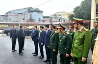 Đồng chí Nguyễn Xuân Thắng chúc Tết các đơn vị lực lượng vũ trang trên địa bàn huyện.