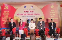 Các đại biểu cắt băng khai mạc Hội sách, báo Xuân Giáp Thìn 2024.