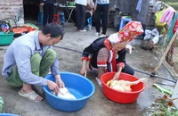 Gia đình anh Chìu Quay Chầu ở thôn Kéo Chản, xã Đồng Tâm, huyện Bình Liêu chuẩn bị cho mâm cơm cúng đón Tết sớm.
