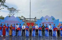 Các đại biểu cắt băng khánh thành Cột cờ Tổ quốc trên đảo Thanh Lân, Cô Tô.