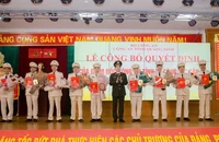 Lãnh đạo Công an tỉnh Quảng Ninh trao quyết định nghỉ hưu trước tuổi đối với 9 đồng chí là lãnh đạo Công an các đơn vị, địa phương.
