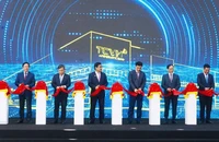 Các đại biểu cắt băng khánh thành Dự án Nhà máy sản xuất ô-tô Thành Công Việt Hưng.