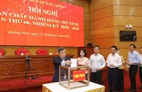 Các đại biểu bỏ phiếu bầu Phó Bí thư Tỉnh ủy Quảng Ninh nhiệm kỳ 2020-2025.