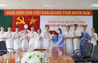 Người bệnh được ra viện trong niềm vui của tập thể y, bác sĩ và người nhà.