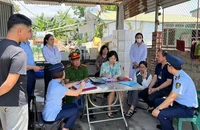 Lực lượng chức năng xử phạt hộ kinh doanh Trần Đức Lương ở Tổ 37B, Khu 4B, phường Hà Phong, thành phố Hạ Long.