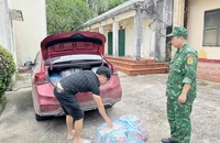 Đối tượng Nguyễn Hồng Minh và tang vật bị lực lượng Bộ đội Biên phòng Quảng Ninh bắt giữ.