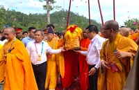 Các đại biểu tham gia đón rước xá lợi Đức Phật.