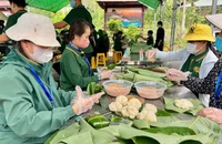 Đội ngũ tình nguyện viên chuẩn bị đồ ăn cho nhân dân và du khách khi về Yên Tử chiêm bái xá lợi Đức Phật.