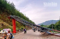 Gió lốc đã làm đổ sập cổng chào xã Chiềng Khoong, huyện Sông Mã.